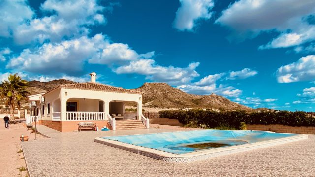 5 bed villa met 11x6m zwembad in Aspe te koop