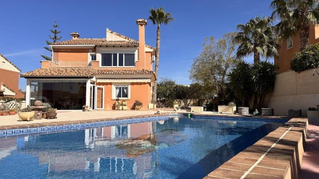 Charming villa nestled in the sought-after residential area of La Montanosa