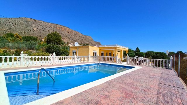 Wunderschöne Villa mit Pool und Bergblick in Hondón de las Nieves
