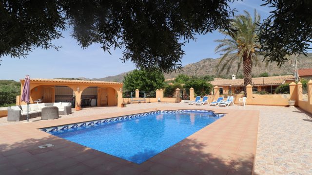 Très belle maison de style espagnol avec piscine et double garage