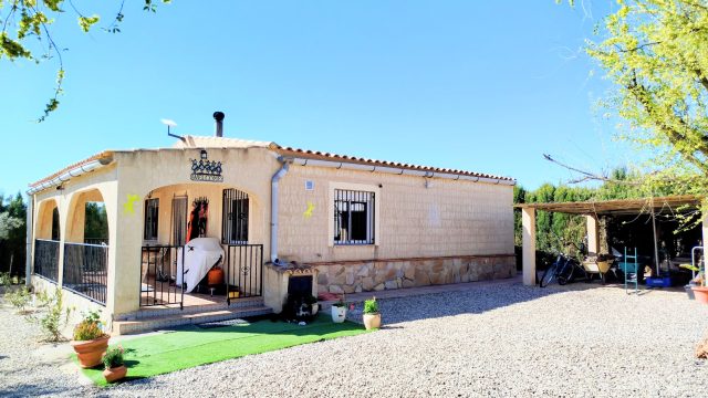 Maison de campagne très bien entretenue avec 100 oliviers à Caudete-Albacete.