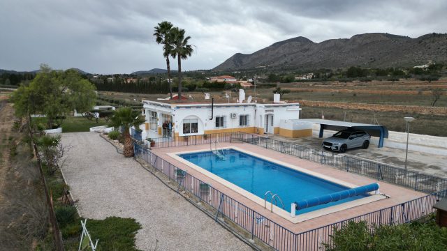 Villa de campagne traditionnelle avec piscine près de Hondón de las Nieves