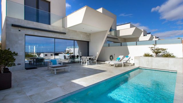 Maison de standing unique avec vue sur la mer et piscine à débordement à Rojales