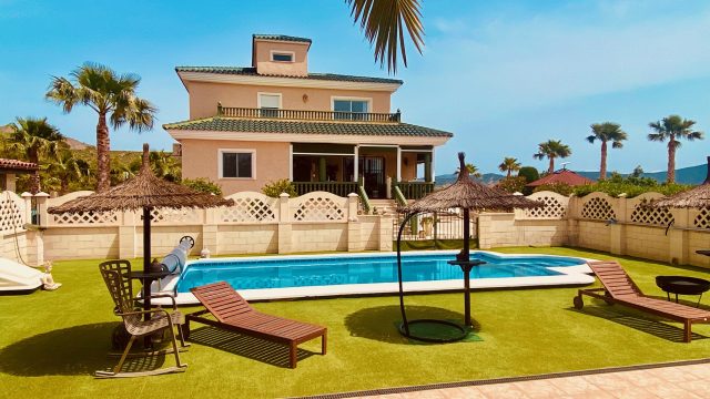 Superbe villa avec parc privé extraordinaire a vendre à Macisvenda
