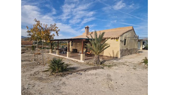 Maison rustique rénovée à Mahoya – environnement naturel près de la rivière Chicamo