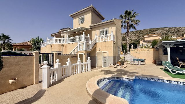 Superbe villa familiale avec appartements d&rsquo;invités, potentiel commercial, piscine privée et vue panoramique sur la vallée de Hondon, à La Montañosa