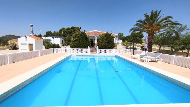 Magnifique maison de campagne avec verger d&rsquo;amandiers, piscine et installations entièrement autonomes à Yecla-Murcie.