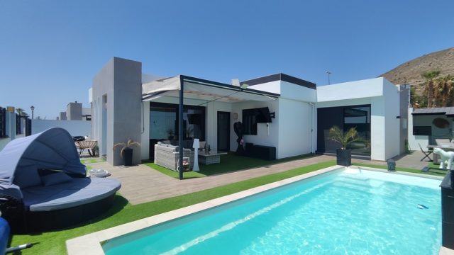Belle maison moderne de 4 chambres avec piscine et panneaux solaires à Las Kalendas