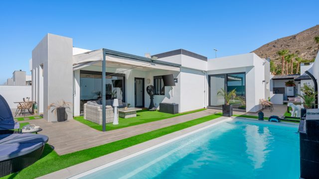 Belle maison moderne de 4 chambres avec piscine et panneaux solaires à Las Kalendas