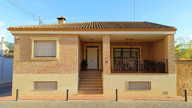 Villa à vendre à Hondón de los Frailes avec 4 chambres et grand garage