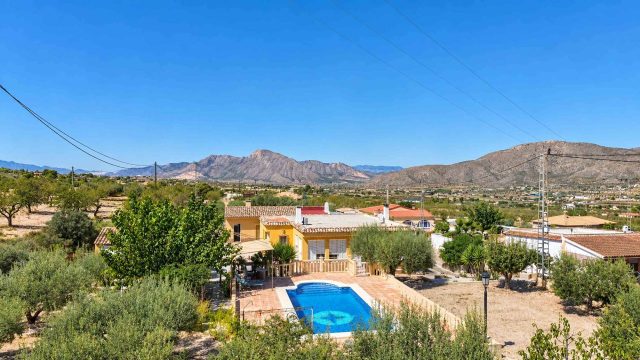 Villa avec piscine privée, cuisine extérieure et oliviers à Hondón de los Frailes